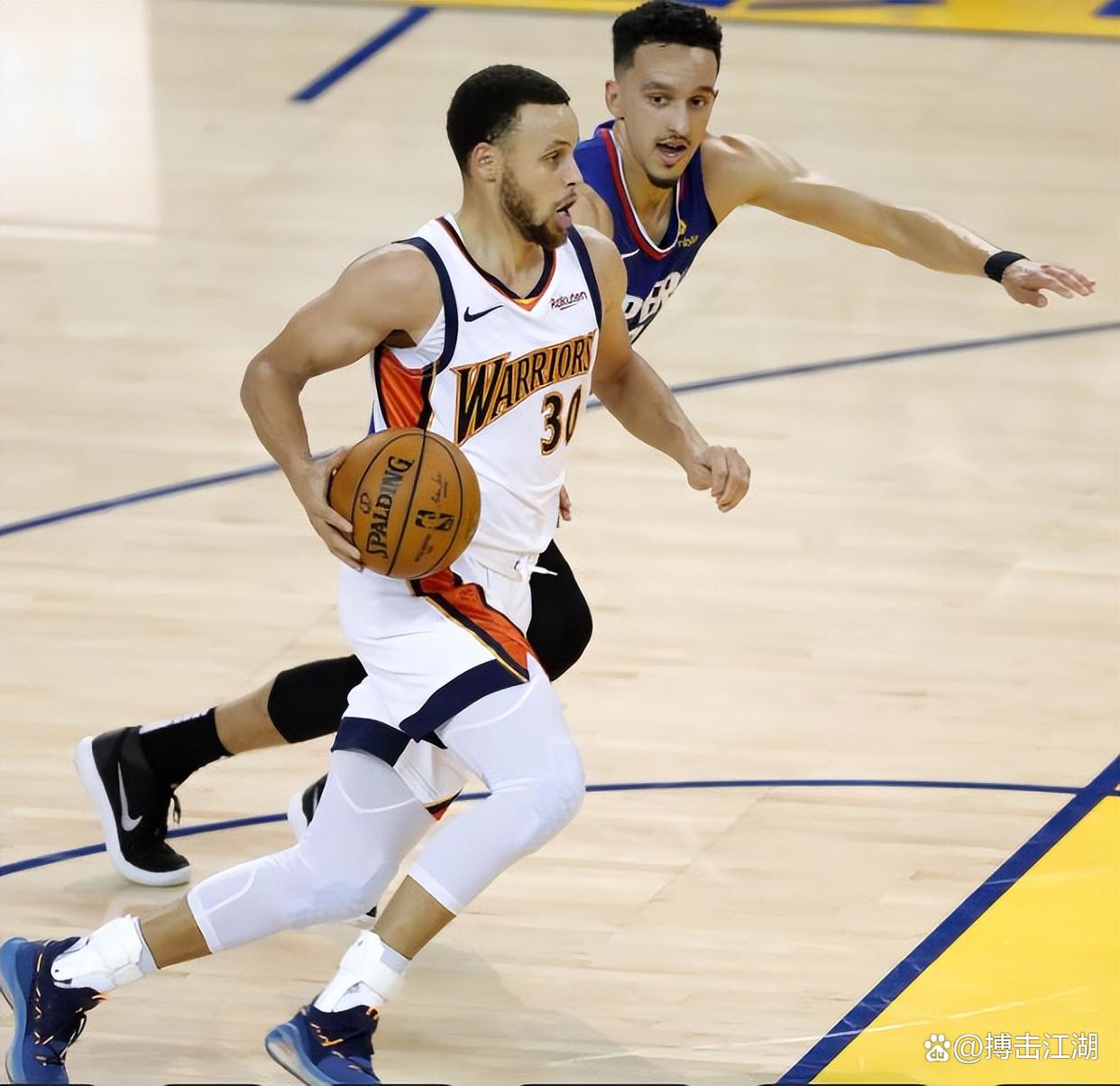 库里在巴塞罗那比赛中赛事规则更新，出色防守引发热议！的简单介绍