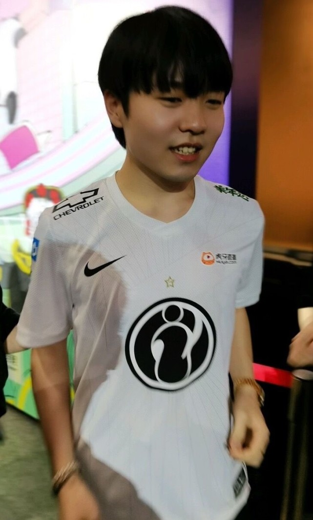 关于Rookie回归赛场，战术调整首场状态亮眼，G2观众沸腾！的信息